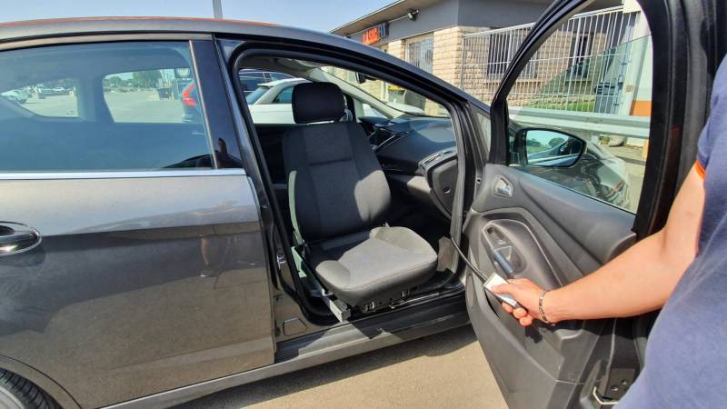 Siège pivotant sortant Turny Orbit 300, pour faciliter les phases de transfert PMR en place avant réalisé par Handi Conduite sur Montpellier