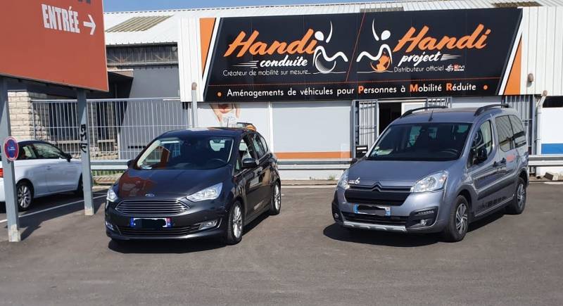 Adaptation aide au transfert personne handicapée en place passager avant avec siège électrique pivotant sortant sur Ford C-Max par Handi Conduite dans l'Hérault