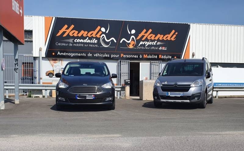 Aide au transfert PMR avec siège électrique pivotant sortant Turny Orbit sur Ford C-Max par Handi Conduite dans l'Hérault