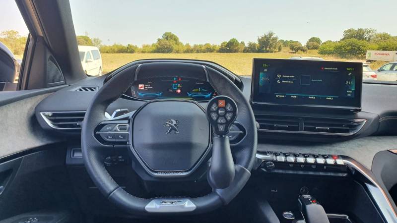 Aménagement du poste de conduite avec télécommande multifonctions au volant pour personne à mobilité réduite dans l'Hérault par Handi Conduite