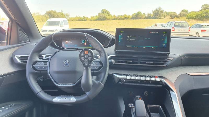 Poste de conduite PMR avec télécommande au volant sur Peugeot 3008 par Handi Conduite