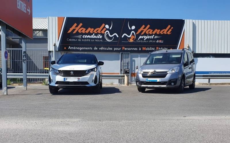 Adaptation du poste de conduite pour personne handicapée sur une Peugeot 3008 à Montpellier par Handi Conduite