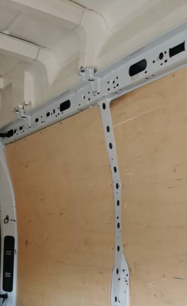 Renault Master 100 444 km de 2017 avec solution TPMR par élévateur sous plancher et enrouleur de fixation de fauteuil roulant dans l'Hérault par Handi Conduite