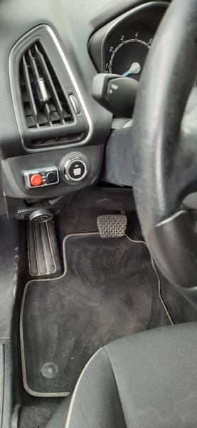 Vente Ford B-Max 37 000km pour 13 000 € avec aménagement PMR transfert et chargement de FR en PACA par Handi Conduite