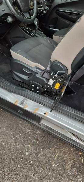 Ford B-Max de 2017 37 000 km à 13 000 € avec équipements pour personnes à mobilité réduite aide au transfert et au chargement de fauteuil roulant en PACA par Handi Conduite