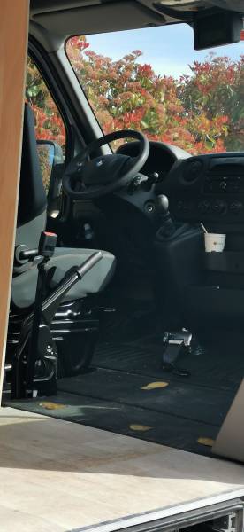 A vendre Renault Master 2017 avec 100444 km au compteur équipé TPMR élévateur et enrouleur pour fauteuil roulant dans l'Hérault par Handi Conduite