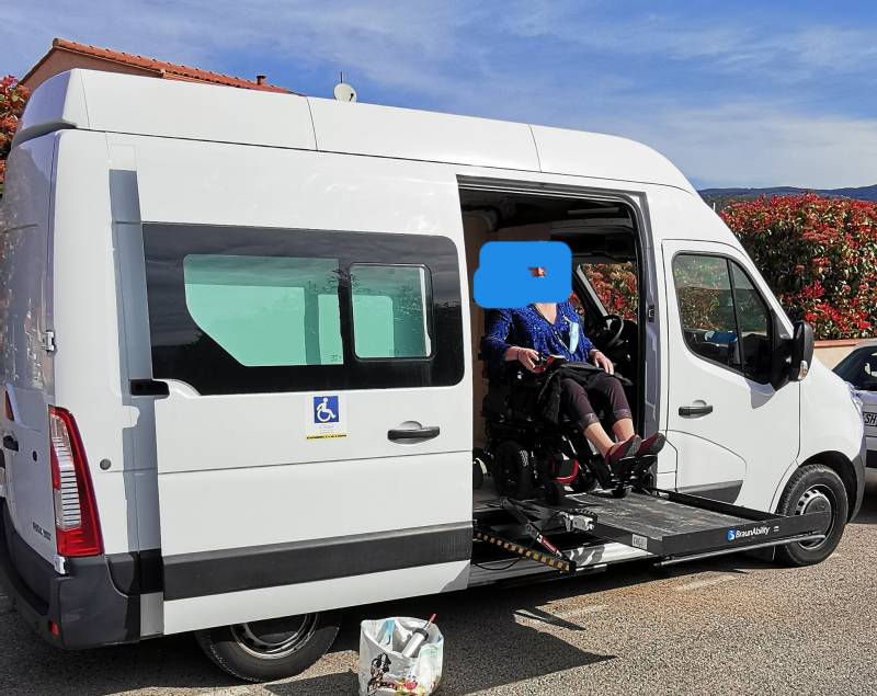 Renault Master de 2017 100 444 km à vendre dans l'Hérault , avec adaptation TPMR élévateur et arrimage de fauteuil roulant Hérault Montpellier