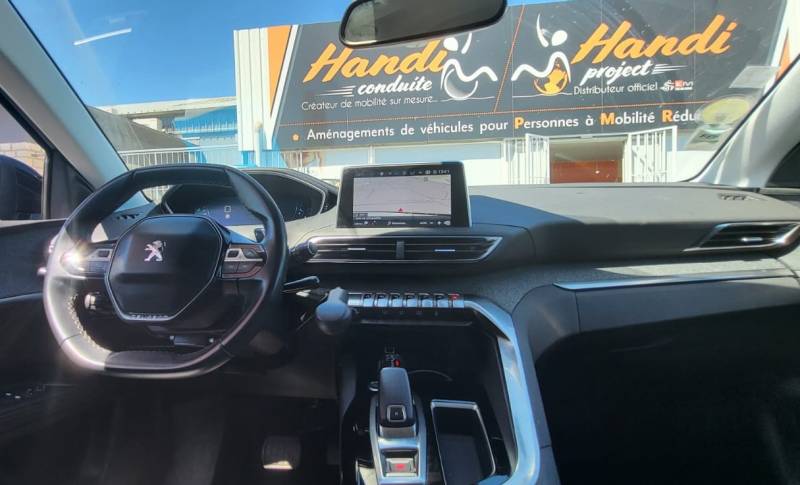 Conduite handicapée Hérault Montpellier avec aménagement du poste de conduite avec accélérateur par manettes électroniques MV 908 et levier de frein à baisser au volant Lf 901 de Kivi par Handi Conduite à Montpellier