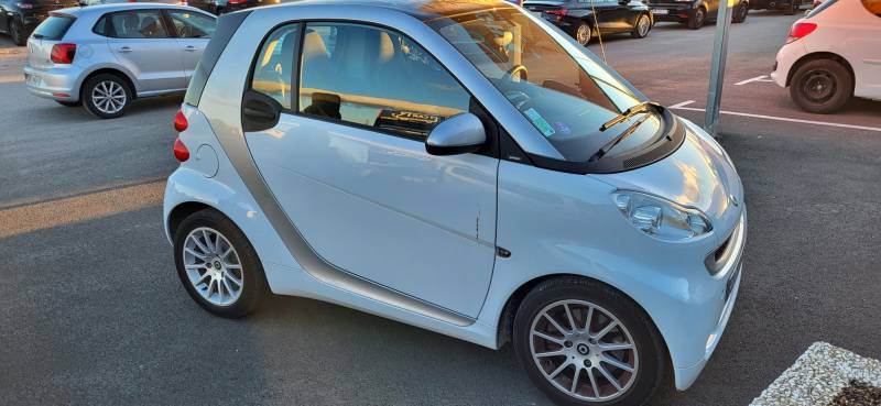 A vendre Hérault Gard Smart Fortwo de 2012 46 000 km adaptée conduite PMR accélérateur frein à la main au volant par Handi Conduite
