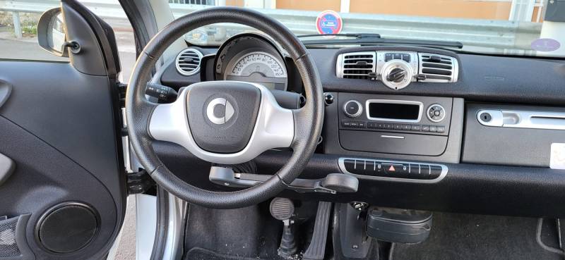 A vendre Hérault Gard Smart Fortwo de 2012 46 000 km adaptée conduite PMR accélérateur frein à la main au volant par Handi Conduite