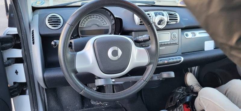 A vendre Hérault Gard Smart Fortwo de 2012 46 000 km adaptée conduite PMR accélérateur frein à la main au volant par Handi Conduite