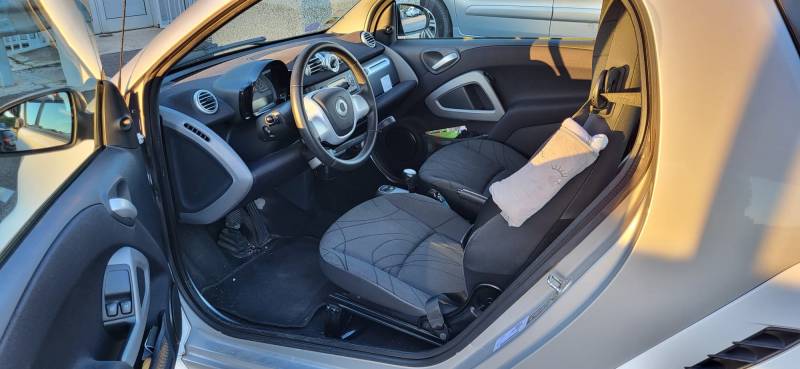 A vendre Hérault Gard Smart Fortwo de 2012 46 000 km adaptée conduite PMR accélérateur frein à la main au volant par Handi Conduite
