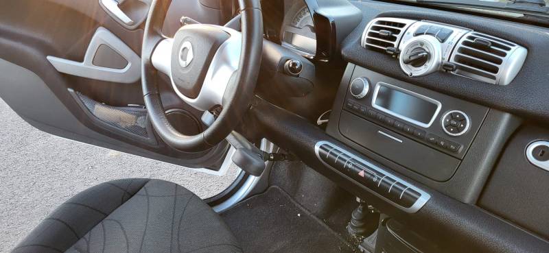 A vendre Hérault Gard Smart Fortwo de 2012 46 000 km adaptée conduite PMR accélérateur frein à la main au volant par Handi Conduite