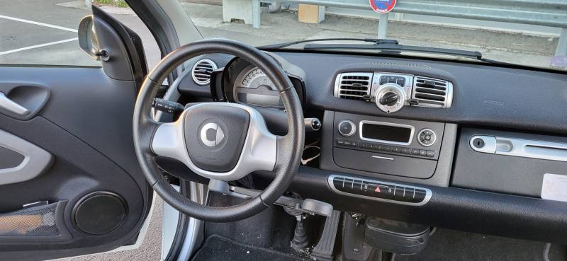 A vendre Hérault Gard Smart Fortwo de 2012 46 000 km adaptée conduite PMR accélérateur frein à la main au volant par Handi Conduite