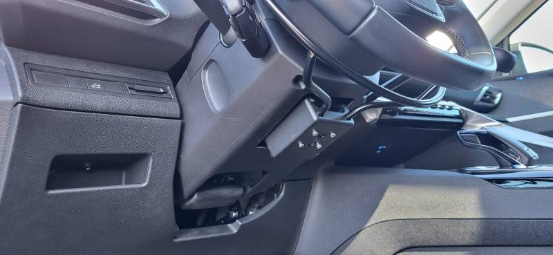 Handicap, conduire avec les mains, conduite PMR para avec accélérateur par cerceau et frein au volant sur Peugeot 3008 par Handi Conduite
