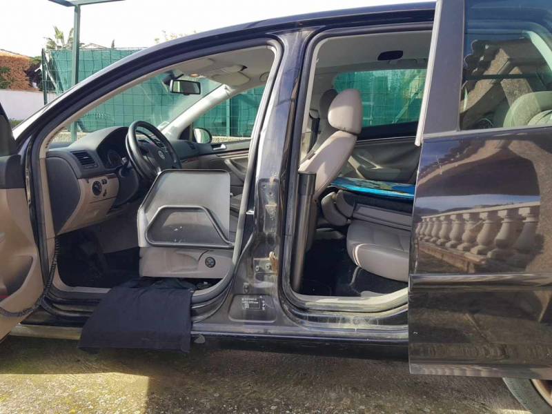 Vente véhicule handicap Golf Carat Sport, 83 000 km 10 200€ avec accélérateur par cercle derrière le volant et frein, sur Gard et Hérault Handi Conduite