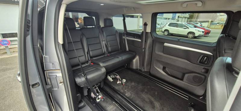 A vendre Peugeot Traveller de 2021 adapté pour le transport d'une personne à mobilité réduite en rang 2, 36 685 km en bon état