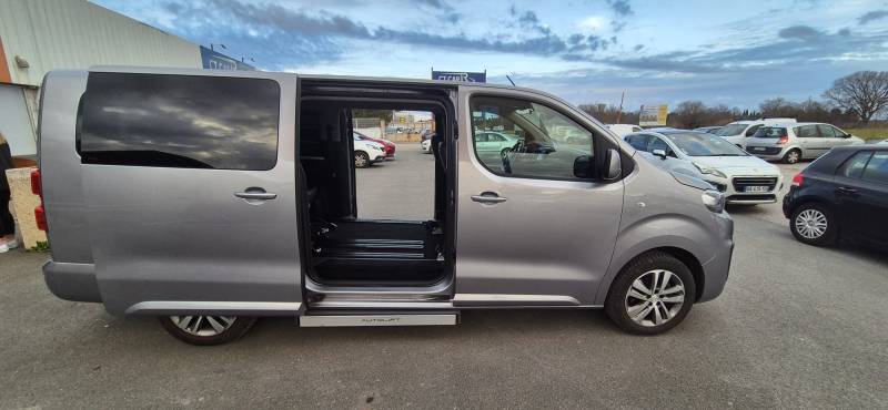 A vendre Peugeot Traveller de 2021 adapté pour le transport d'une personne à mobilité réduite en rang 2, 36 685 km en bon état