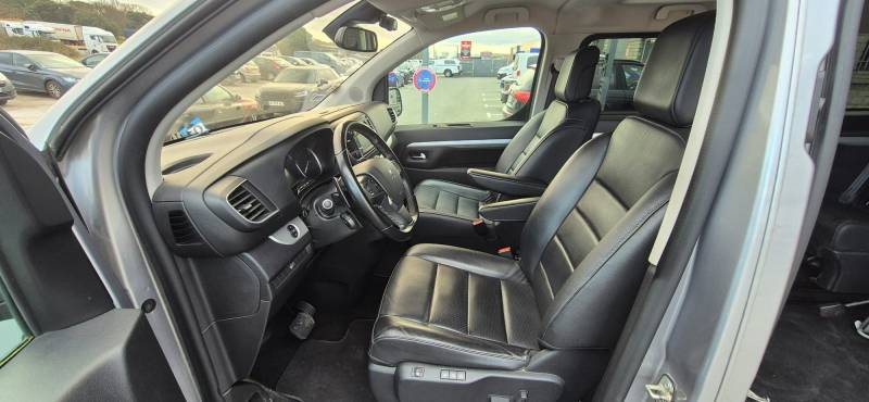A vendre Peugeot Traveller de 2021 adapté pour le transport d'une personne à mobilité réduite en rang 2, 36 685 km en bon état