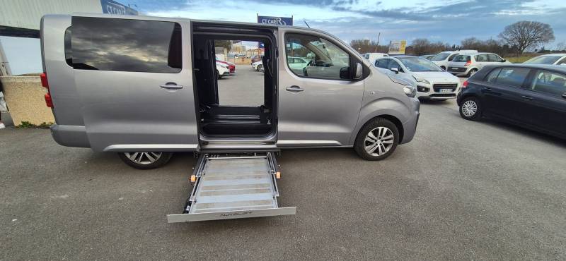 A vendre Peugeot Traveller de 2021 adapté pour le transport d'une personne à mobilité réduite en rang 2, 36 685 km en bon état