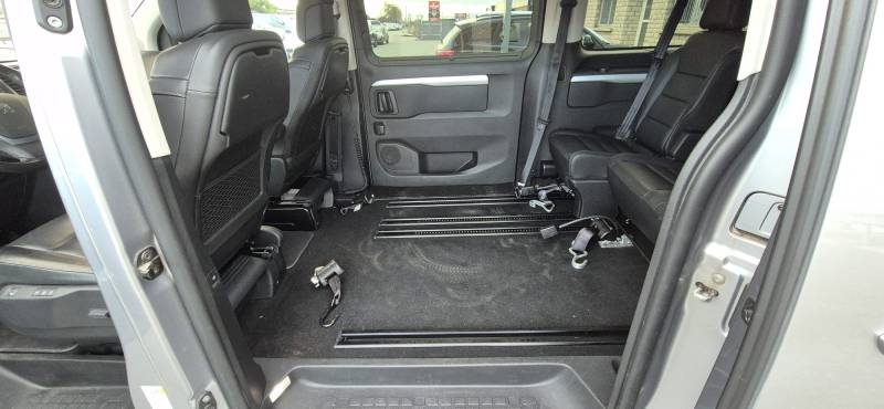 A vendre Peugeot Traveller de 2021 adapté pour le transport d'une personne à mobilité réduite en rang 2, 36 685 km en bon état