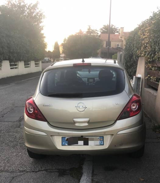 Vente Opel Corsa PMR avec aide à la conduite cercle accélérateur sur volant et levier de frein à pousser de Kivi, disponible dans le Vaucluse à 7 500€ par Handi Conduite