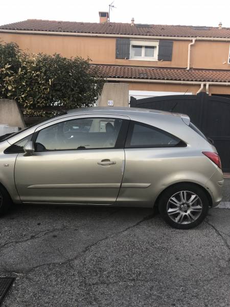Vente Opel Corsa 2008, 70 000 km, 7 500€ avec aide à la conduite d'une personne paraplégique au volant, cercle accélérateur sur volant sans fil Kivi et levier de frein à pousser Kivi, Vaucluse 84 Handi Conduite