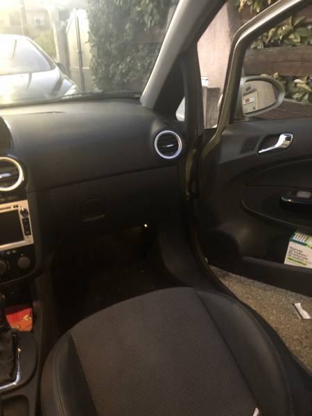 Vente véhicule PMR dans le 84 Vaucluse, Opel Corsa de 2008 70 000 km à 7 500€, cercle sur volant à pousser et levier de frein à pousser Kivi par Handi Conduite