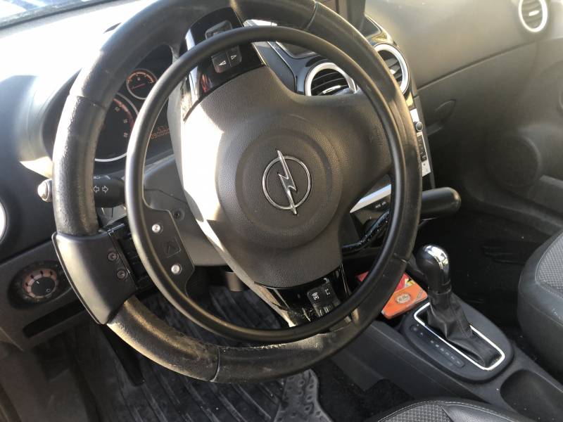 Opel Corsa de 2008 à vendre 7 500€, aide à la conduite PMR au volant avec cercle accélérateur à pousser et levier de frein à pousser dans le Vaucluse par Handi Conduite