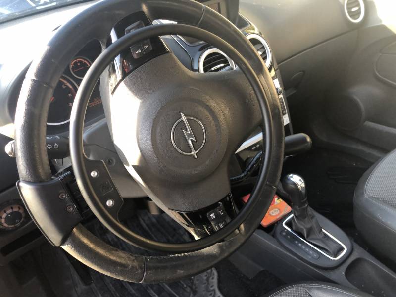 Opel Corsa à vendre à 7 500 € avec cercle accélérateur sur volant sans fil et levier de frein à pousser, idéal pour conduite para dans le Vaucluse, Handi Conduite
