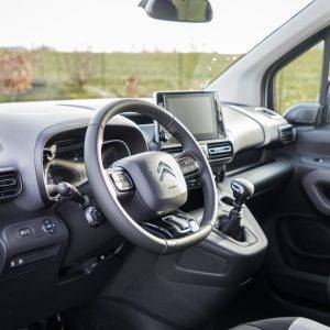 Handicap 34- A vendre Citröen Berlingo neuf pour le transport d'une personne à mobilité réduite, 4 personnes + 1 personne en FR, à 41 000€