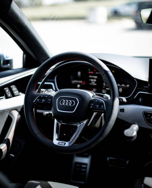 Cercle accélérateur sous volant et levier de frein à baisser au volant, deux aménagements de conduite pour personnes à mobilité réduite par Handi Conduite à Montpellier