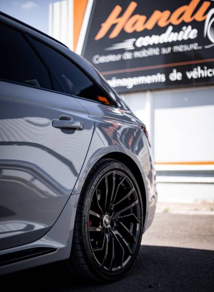 Poste de conduite paraplégique avec accélérateur et frein au volant K5 et Lf 901 sur Audi RS4 par Handi Conduite à Montpellier