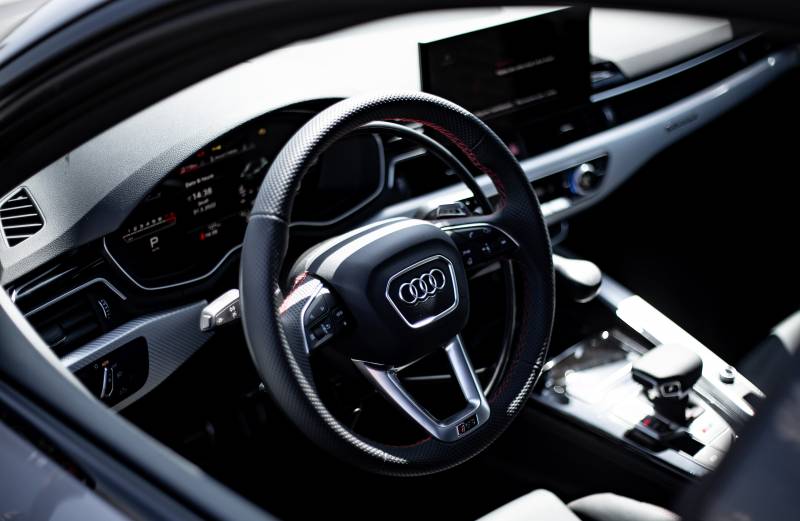 Cerceau accélérateur derrière le volant et levier de frein PMR pour la conduite paraplégique sur Audi RS4 ) Montpellier par Handi Conduite