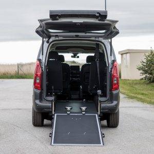 Handicap 34- A vendre Citröen Berlingo neuf pour le transport d'une personne à mobilité réduite, 4 personnes + 1 personne en FR, à 41 000€