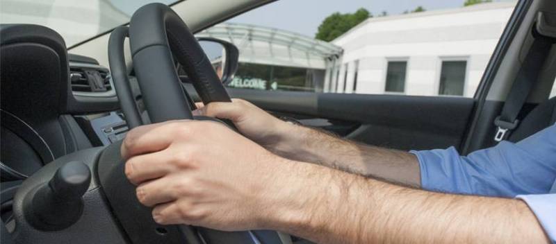 Exemple de posture d'accélération en tirant sur l'accélérateur par cercle sous volant - Handi Conduite - Vendargues