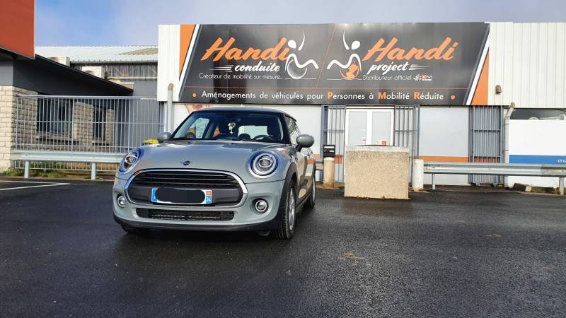 Mini adaptée par Handi Conduite dans l'Hérault avec une rallonge de pédale