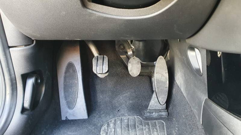 Aménagement pour personnes à mobilité réduite, rallonge de la pédale d'embrayage pour personnes de petite taille dans l'Hérault par Handi Conduite