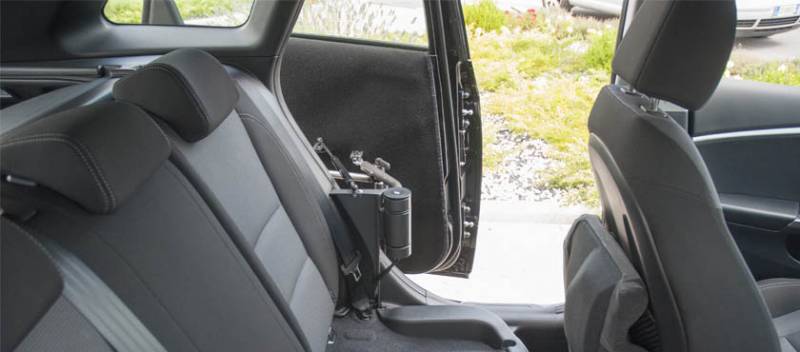 Véhicule pour personnes handicapées adapté avec une porte escamotable arrière gauche à Montpellier