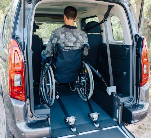Peugeot Rifter spécialement adapté pour le transport d'une personne en fauteuil roulant - Handi Conduite - Perpignan