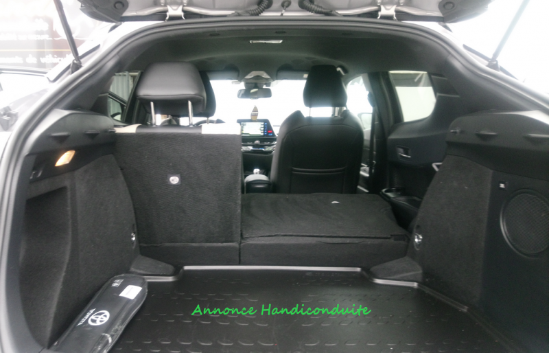 Magnifique Toyota C-HR hybride de 2019 irréprochable tant intérieur qu'extérieur, à vendre sur Montpellier par Handi Conduite, ce véhicule est équipé de solutions d'aide à la conduite au volant pour les personnes handicapées