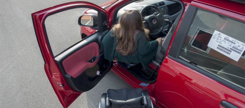 véhicule aménagée pour personnes handicapées avec aide au transfert au moyen d'une planche de transfert électrique en PACA