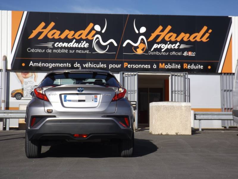Toyota C-HR aménagée pour la conduite PMR avec une télécommande multifonctions au volant par Handi Conduite dans le 34