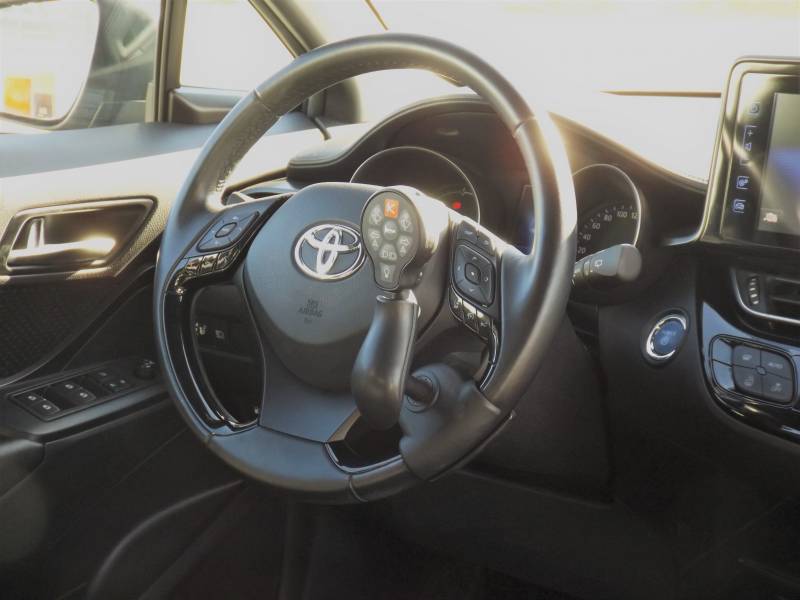 Télécommande multifonctions au volant PV 1009 adaptée sur le poste de conduite d'une Toyota C-HR par Handi Conduite dans l'Hérault