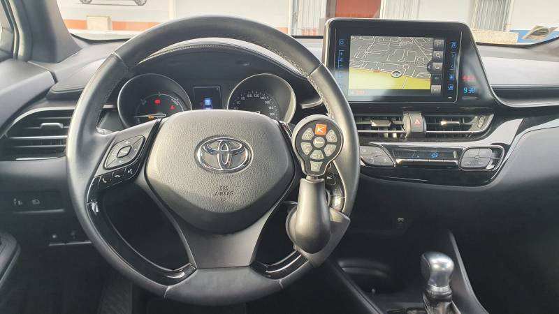 Aménagement du poste de conduite d'une Toyota C-HR avec télécommande multifonctions au volant par Handi Conduite dans l'Hérault