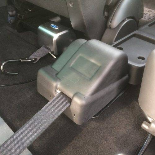 Treuil électrique pour l'assistance de transfert d'une personne en fauteuil roulant dans le Peugeot Rifter TPMR - Handi Conduite - Toulouse