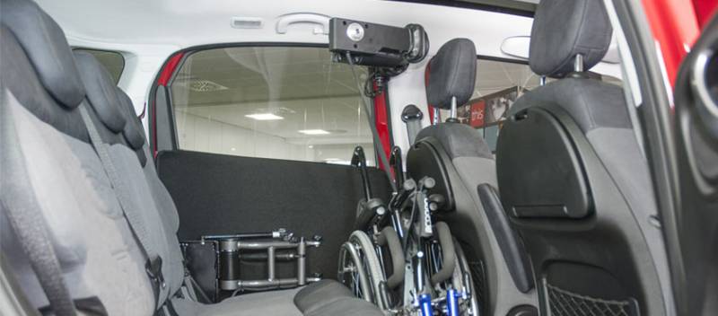 Treuil latéral pour le chargement de fauteuil roulant sur un véhicule PMR par Handi Conduite