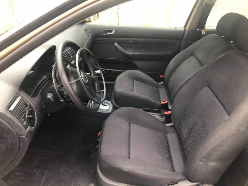 A vendre Golf de 2003 avec poste de conduite aménagé pour la conduite d'une personne à mobilité réduite à Grabels dans l'Hérault