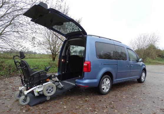 Transport d'une personne en fauteuil roulant avec le Volkswagen Caddy Maxi - Lenoir Handi Concept - Handi Conduite - Hérault