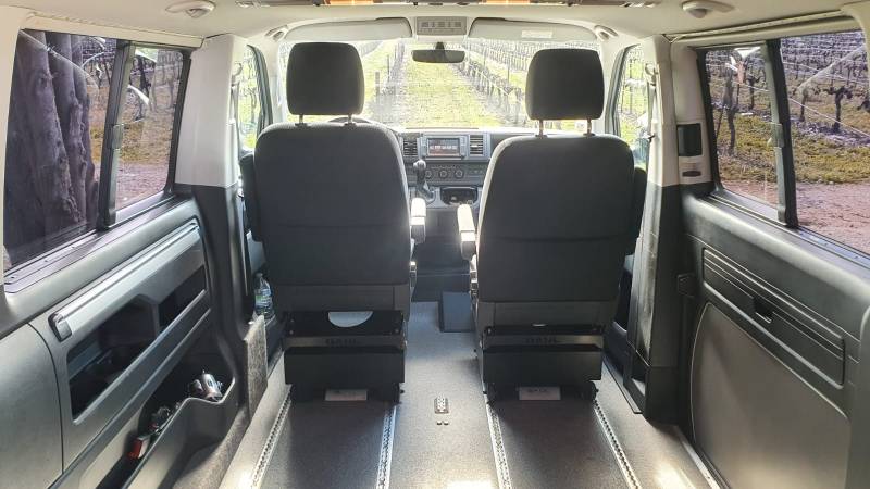 Transport en rang 2 d'une personne en fauteuil roulant dans le Volkswagen T6 Colorado Handi Conduite dans l'Hérault